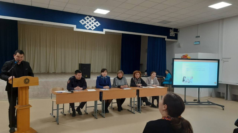 В гимназии было проведено общешкольное родительское собрание по теме "Семья, подросток и закон".